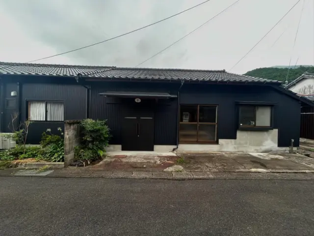 🏠【佐々町松瀬免｜リフォーム済み物件のご紹介】

5年前にご購入いただき、数百万円かけて丁寧にリフォームされた一軒家が登場✨
現在は事務所として利用されていましたが、移転に伴い売却されることになりました！

📌リフォーム済みで綺麗な室内
📌事務所や趣味空間、大人の隠れ家にも◎
📌浴室は当時のまま→居住用なら一部リフォームもおすすめ
🚗駐車スペース2台分（縦列）

「自分だけの秘密基地が欲しい…」
「サテライトオフィスにしたい！」
そんな方にぴったりな物件です✨

内覧希望・ご質問はお気軽に
📩 @sasa_fudosan までDMください♪

#佐々町 #中古住宅 #リフォーム済み #事務所利用可 #趣味部屋 #隠れ家 #不動産情報 #佐々不動産 #佐世保不動産 #マイホーム探し#ダイラハウス#ダイラマン