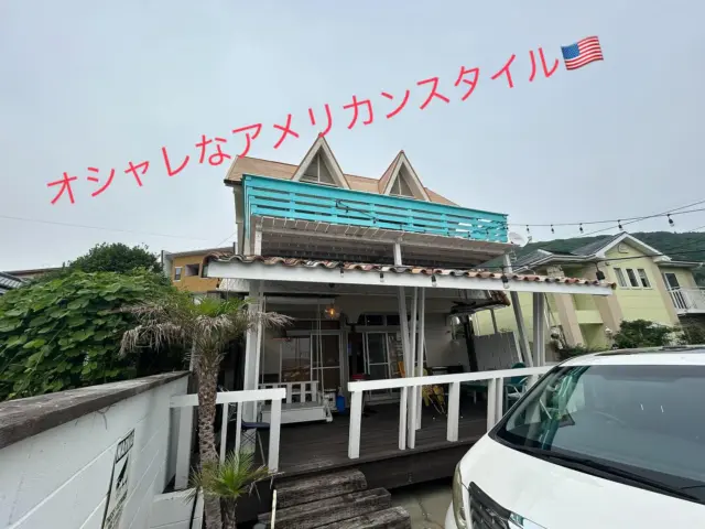 【🏡眺望 × アメリカンスタイル｜佐世保市須佐町の特別な住まい】

高台から佐世保港を一望できるロケーションに、遊び心と上質さを兼ね備えたアメリカンスタイルの住宅が登場🌊✨

室内は落ち着いたテイストにリフォームされており、まるで海外の邸宅のような雰囲気に包まれます🛋️
2SLDKの間取りに、1階・2階どちらにも広々としたベランダ付き🌿
心地よい風と光に包まれた、開放感あふれる暮らしが叶います。

🚗駐車は最大5台可能！
お友達やご家族との集まりにも最適で、週末はお庭でバーベキュー🥂
倉庫も完備しているので、アウトドア用品や趣味の道具もスッキリ収納🧰

⛰️静かで眺望の良いこの立地で、
"自分らしい時間" を過ごしてみませんか？

📍佐世保市須佐町｜ご見学・お問い合わせはDMまたはプロフィールリンクからお気軽に💬

#佐世保市の不動産 #眺望の良い家 #アメリカンスタイル #バーベキューができる家 #大人の暮らし #佐々不動産#ダイラハウス#ダイラマン