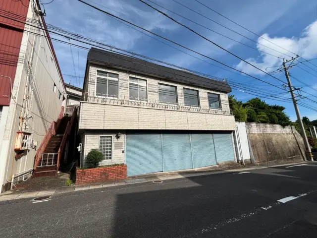 📍【佐世保市黒髪町｜多目的に使える旧　歯科医院！】

1978年築・鉄骨造のしっかりとした建物が登場✨
土地面積413.05㎡・建物302.52㎡のゆとりある空間！

💡おすすめ用途：
✅ A型・B型支援施設
✅ ネイルサロン・エステサロン
✅ クリニック・病院・教室などにも◎

🅿️ 駐車スペース6台確保済み
アクセス良好で、地域密着の事業を始めたい方にピッタリです！

価格は【2,650万円】。この広さ・立地でこの価格は希少です！
内覧も可能ですので、お気軽にお問い合わせください😊

#佐々不動産 #ダイラマン #ダイラハウス
#事業用物件 #クリニック開業 #エステ開業 #佐世保市不動産